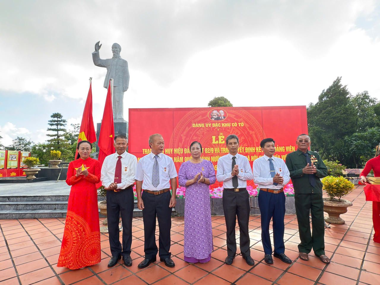 Nhân Kỷ niệm 80 năm ngày Quốc khánh 2/9, đặc khu Cô Tô đã long trọng tổ chức Lễ trao Huy hiệu Đảng cho các Đảng viên.80 năm 