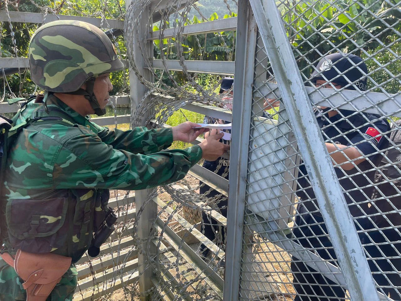 Lực lượng Biên phòng và Công an xã Bản Lầu tuần tra biên giới.