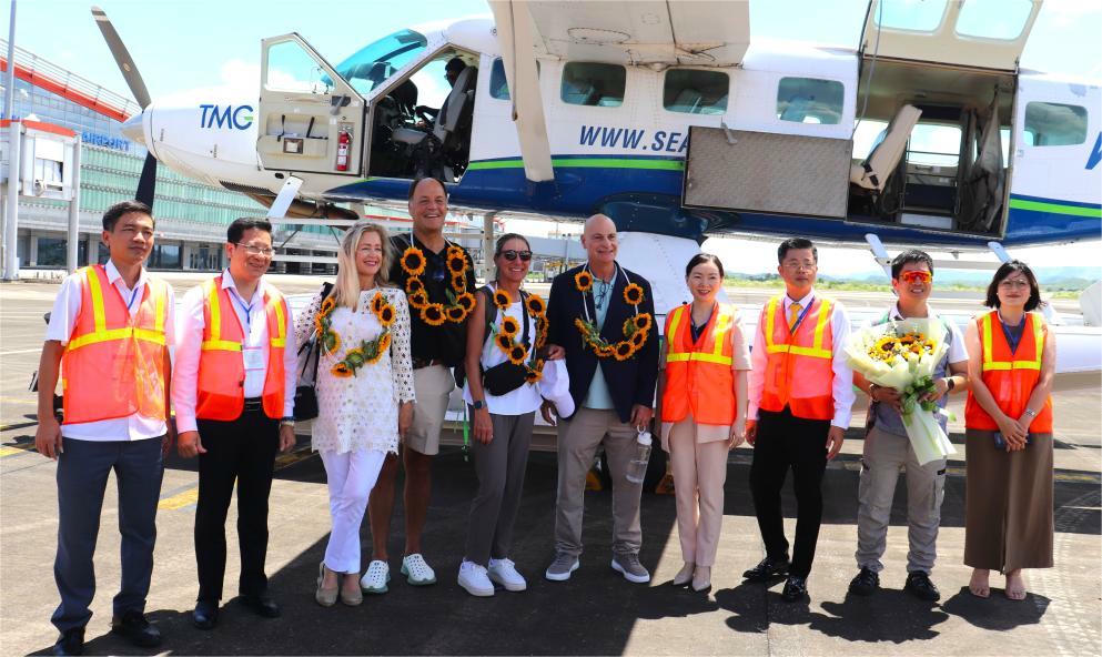 4 khách du lịch Mỹ thuộc nhóm khách siêu giàu. Khách đi máy bay riêng đến Sân bay Vân Đồn, sau đó trải nghiệm các hành trình du lịch tại Quảng Ninh.