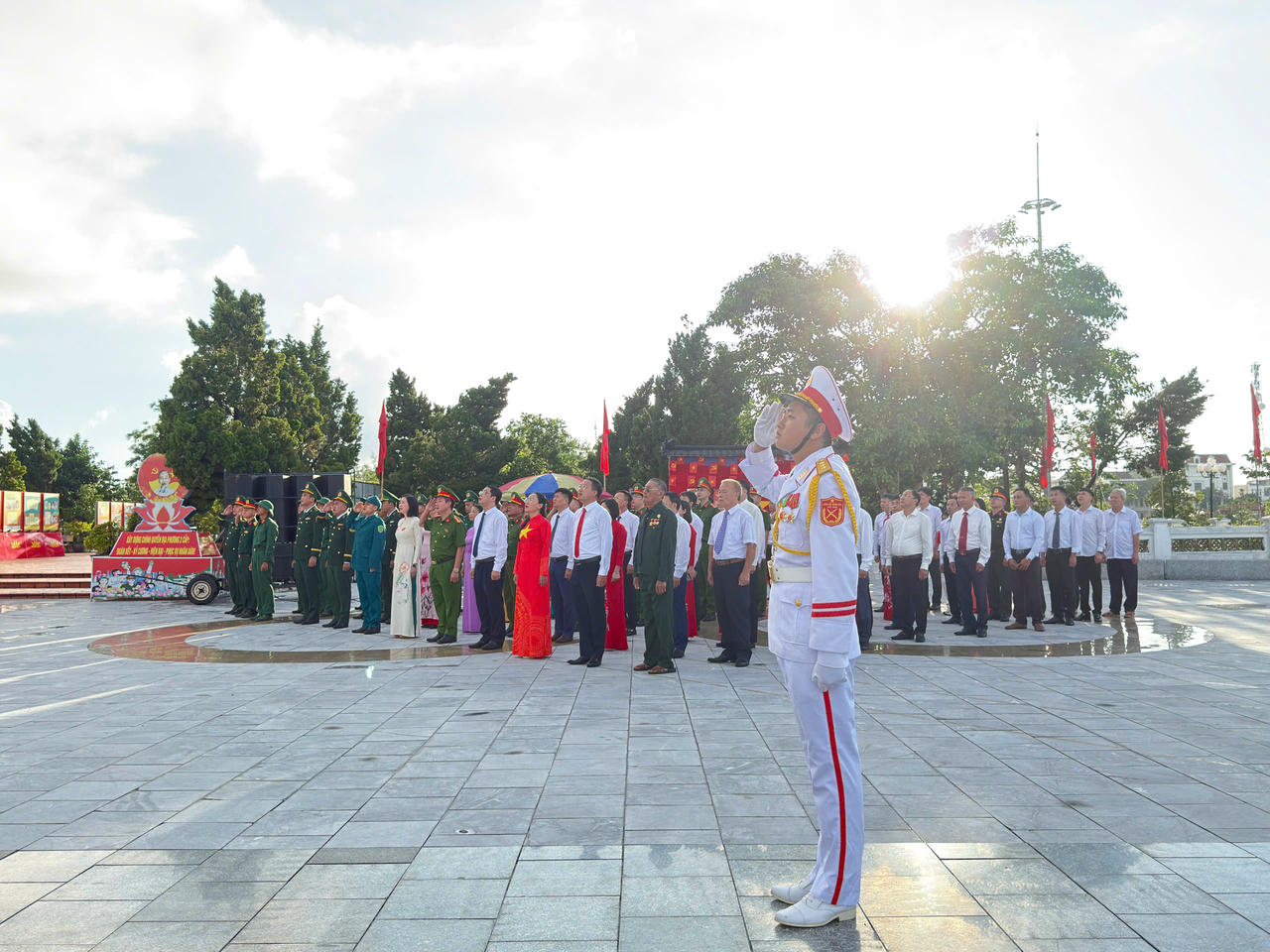 Các đại biểu dự Lễ Thượng cờ Tổ quốc tại Di tích quốc gia đặc biệt Khu lưu niệm Chủ tịch Hồ Chí Minh.