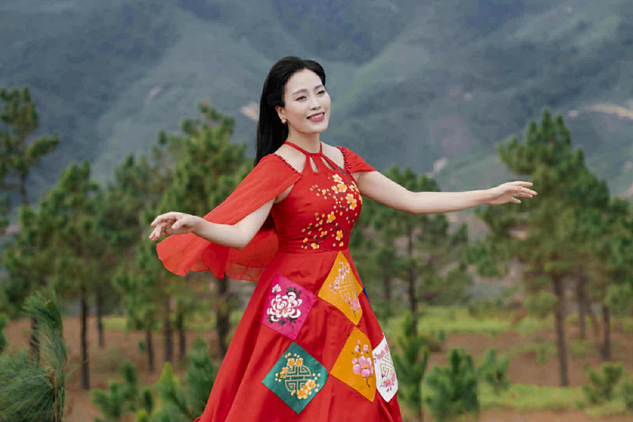 Sao Mai Huyền Trang ra mắt 'bộ đôi' MV ý nghĩa mừng Quốc khánh 2/9