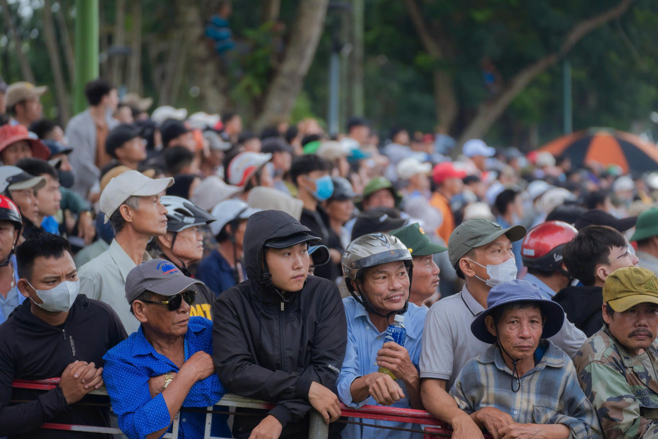 Giải đua thu hút đông đảo người dân và du khách tới xem và cổ vũ.