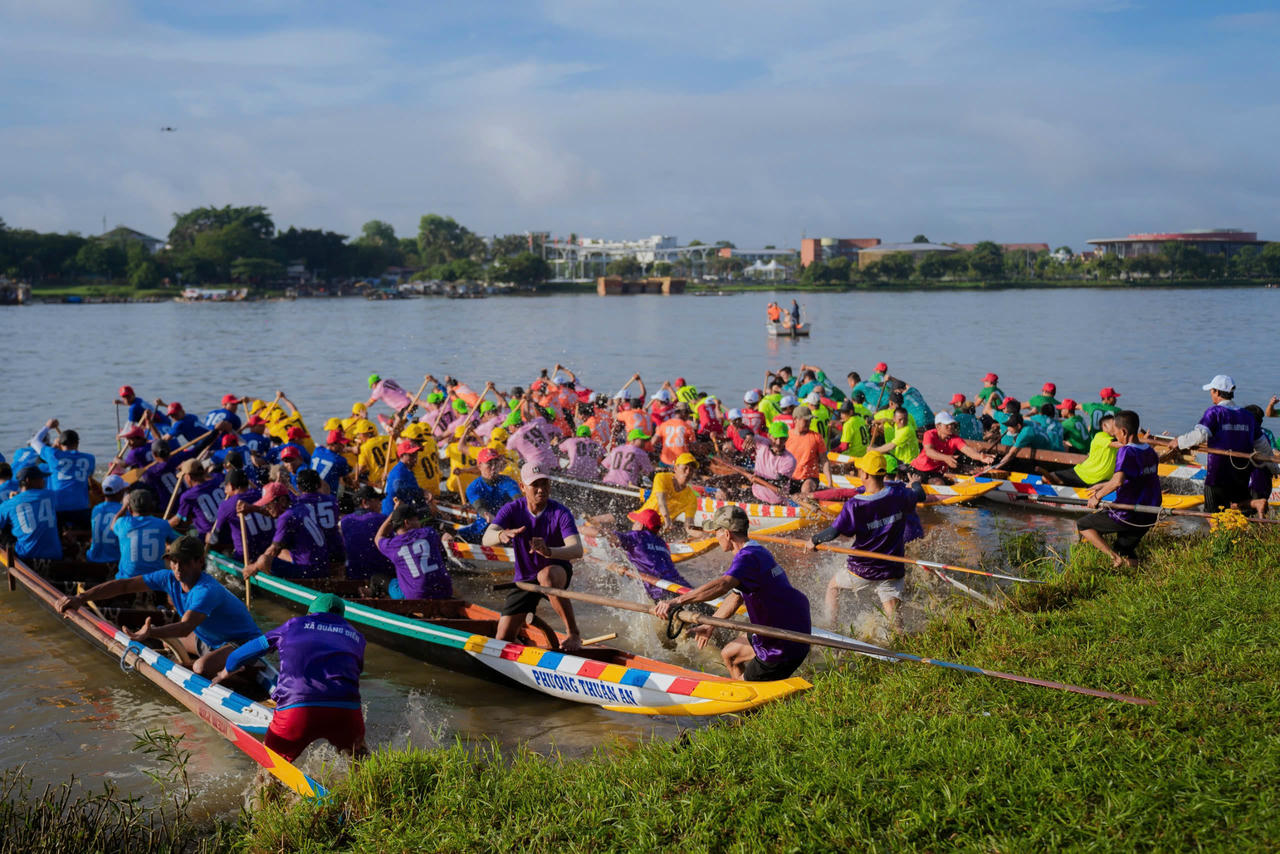 Giải đua ghe truyền thống lần thứ 36 TP Huế là một trong các hoạt động văn hóa, thể thao chào mừng 80 năm Cách mạng Tháng Tám và Quốc khánh 2/9.