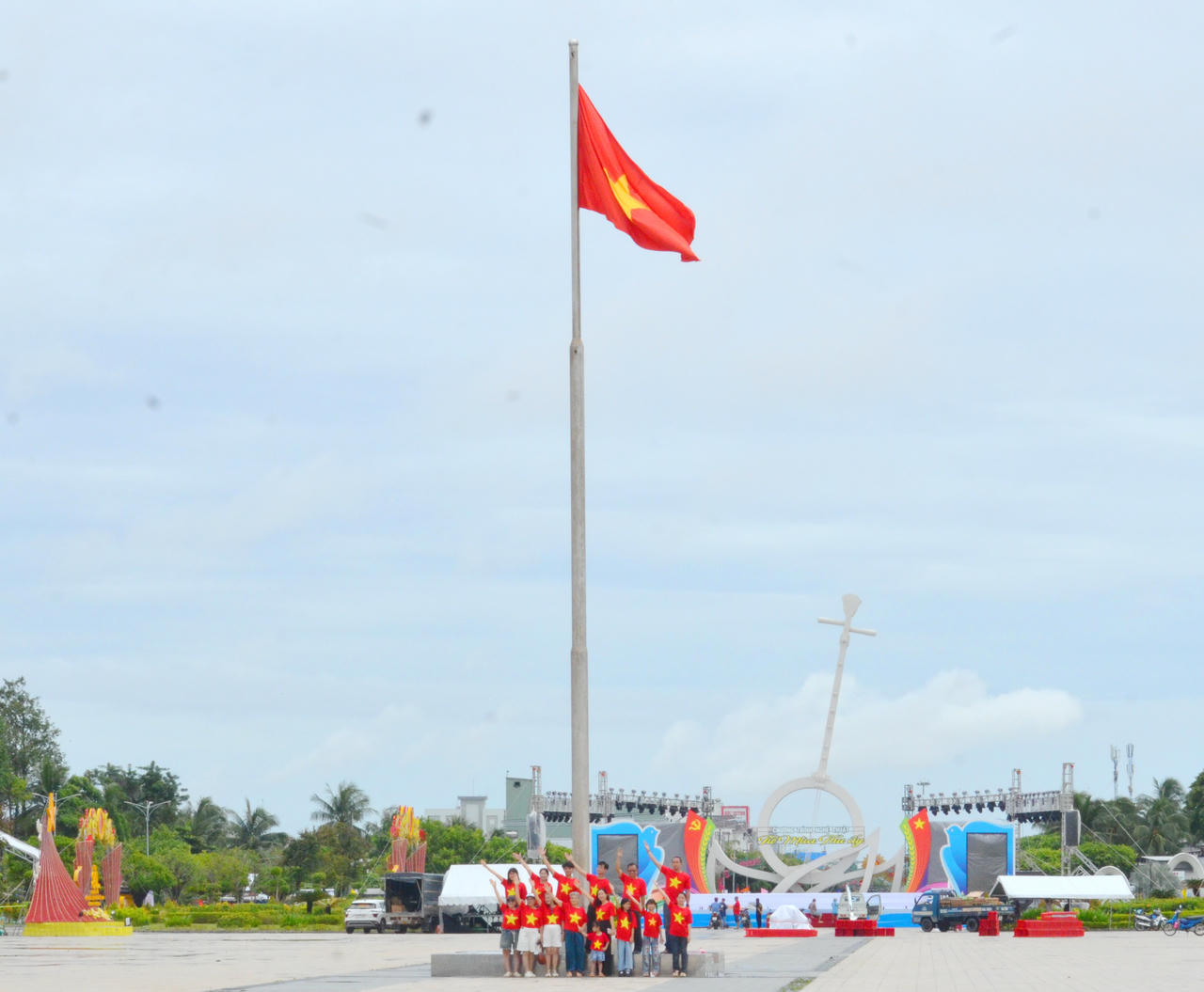 Du khách check-in tại Quảng trường Hùng Vương (phường Bạc Liêu).