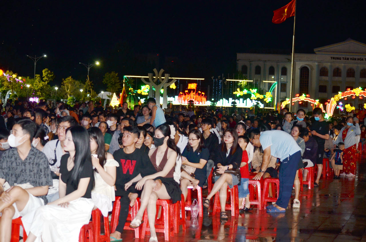 Mặc dù trời mưa, nhưng rất đông người dân vẫn đến xem chương trình nghệ thuật và thưởng thức pháo hoa chào mừng 80 năm Quốc khánh.