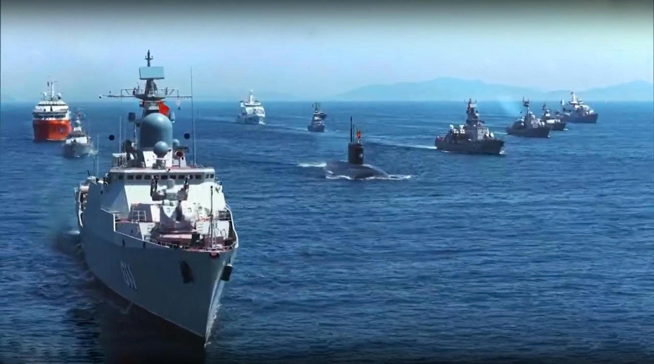 Lần đầu tiên Việt Nam thực hiện Diễu binh trên biển. Ảnh Vân Tùng