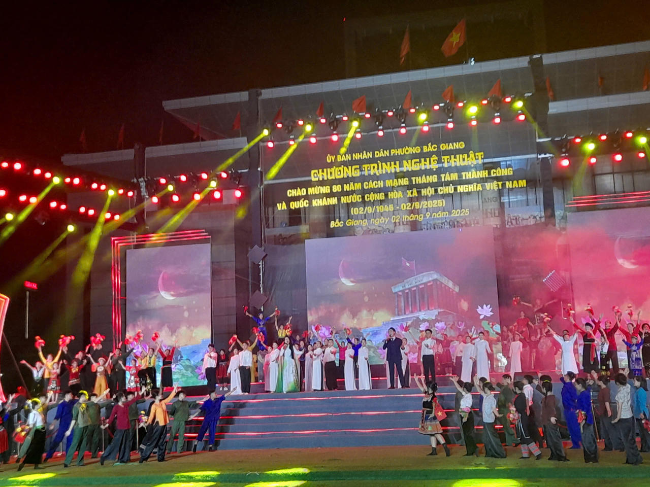 Tại Quảng trường 3/2, phường Bắc Giang, chương trình nghệ thuật hoành tráng với sự tham gia của gần 500 diễn viên đã mang đến cho người xem những cảm xúc hào hùng, ấn tượng. 