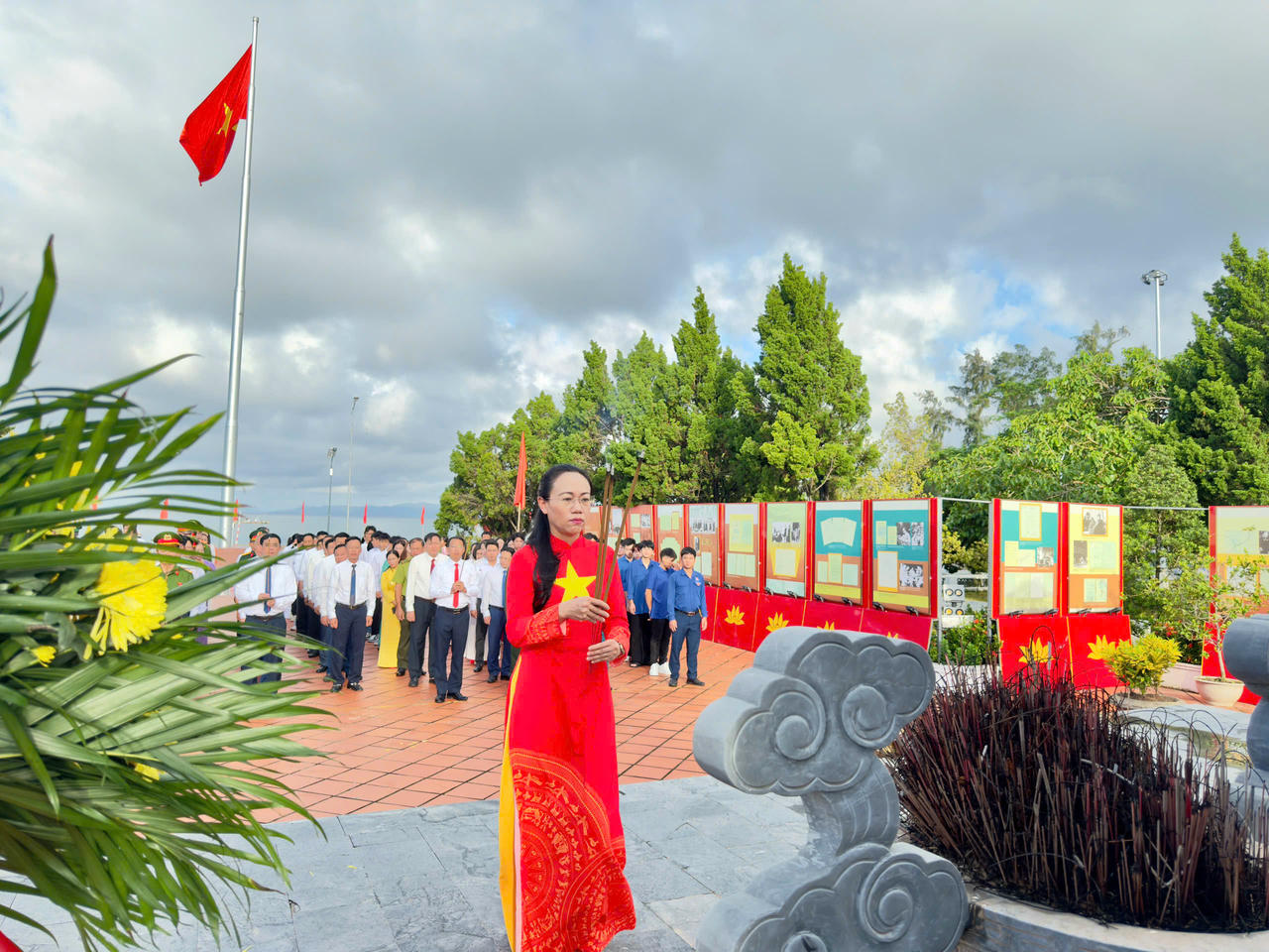 Bà Lê Ngọc Hân, Ủy viên BCH Đảng bộ tỉnh Quảng Ninh, Bí thư Đảng ủy, Chủ tịch HĐND đặc khu Cô Tô dâng hương tại Di tích quốc gia đặc biệt Khu lưu niệm Chủ tịch Hồ Chí Minh.