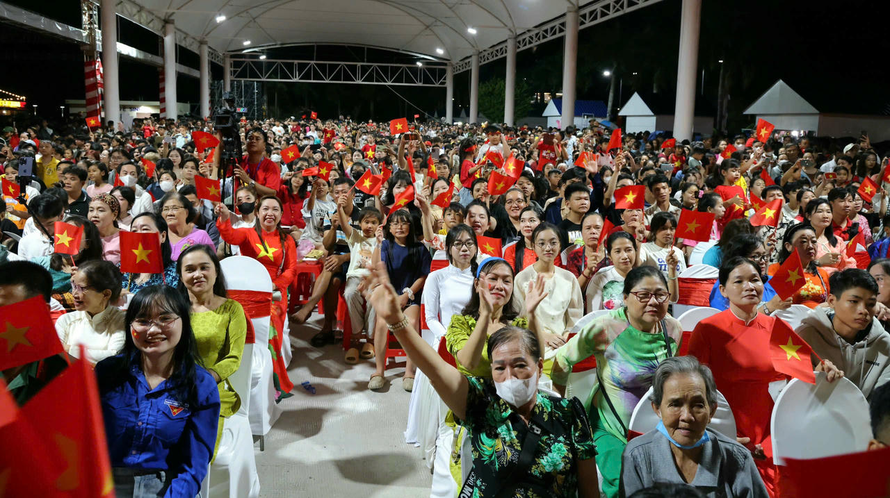 Đông đảo người dân háo hức tham gia chương trình.