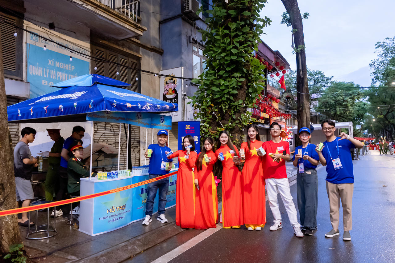 Khi trời vừa hửng sáng, các cô gái xinh đẹp tham gia diễu hành cũng đã có mặt tại một điểm tiếp ứng dinh dưỡng của Vinamilk để tiếp thêm năng lượng trước khi tiếp tục nhiệm vụ của mình. (Ảnh: Vi Nam)