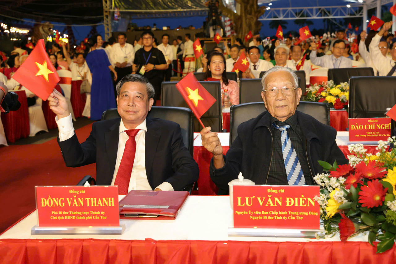 Ông Đồng Văn Thanh - Phó Bí thư Thường trực Thành ủy, Chủ tịch HĐND TP Cần Thơ (trái) và ông Lư Văn Điền - Nguyên Bí thư Thành ủy Cần Thơ (phải) tham dự chương trình.