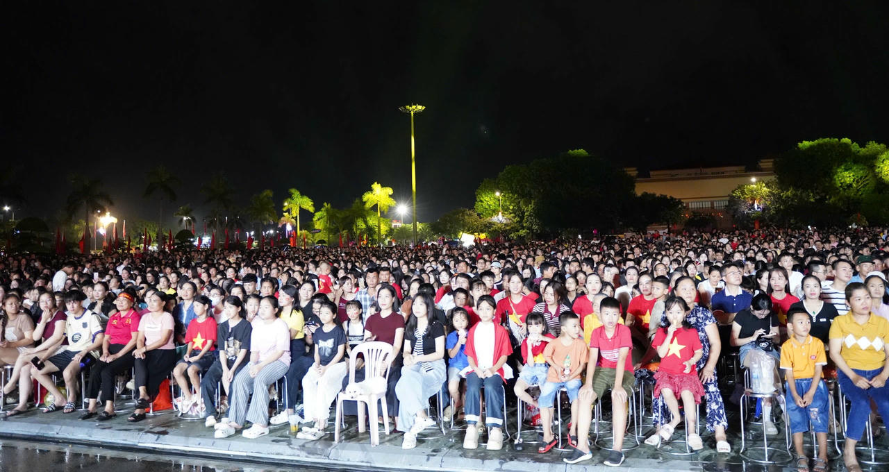 Người dân và du khách hân hoan theo dõi chương trình nghệ thuật đặc biệt tại Quảng trường Hồ Chí Minh.