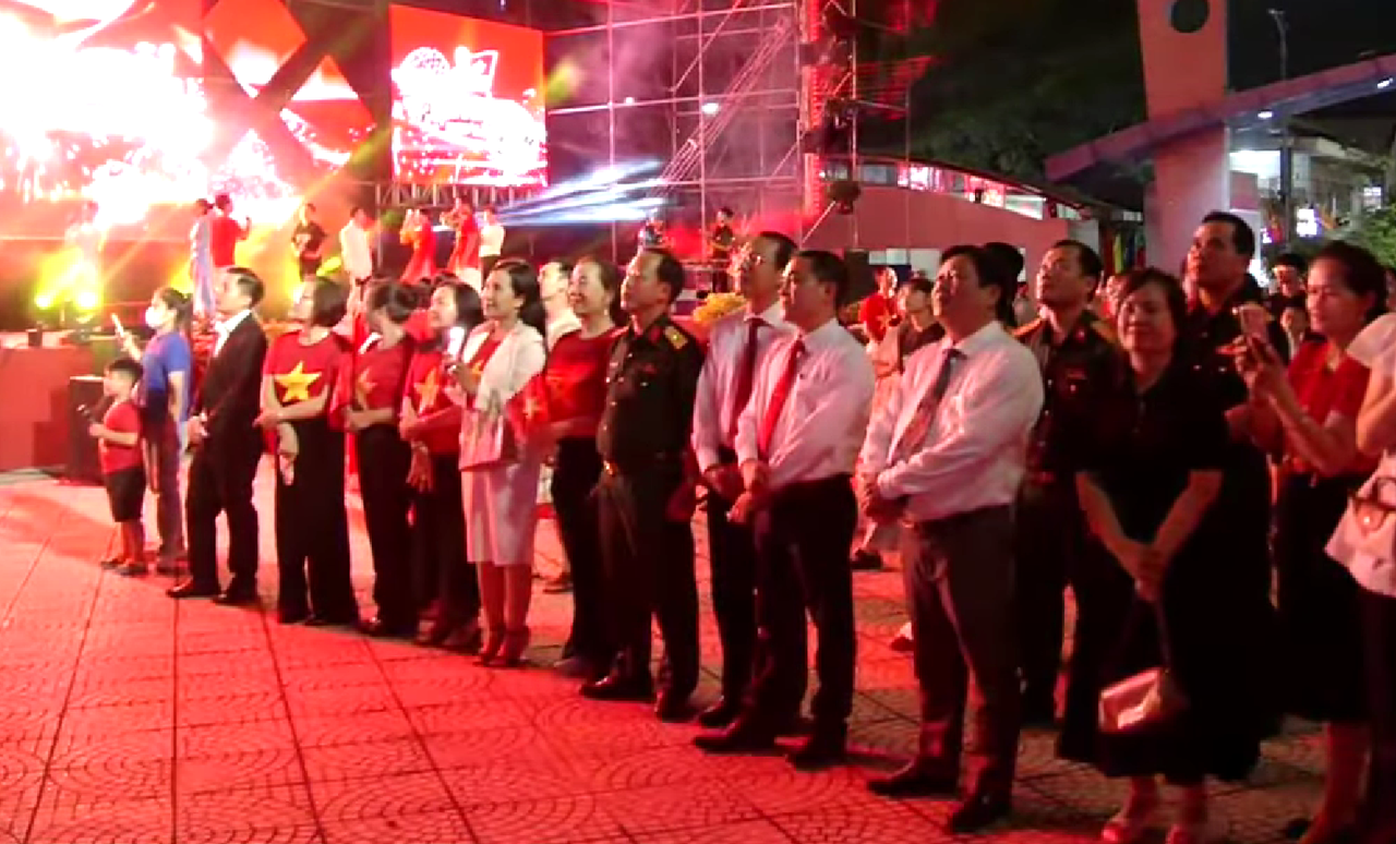 Lãnh đạo sở, ngành cùng đông đảo người dân tham dự tại điểm bắn pháo hoa xã Đại Phước.