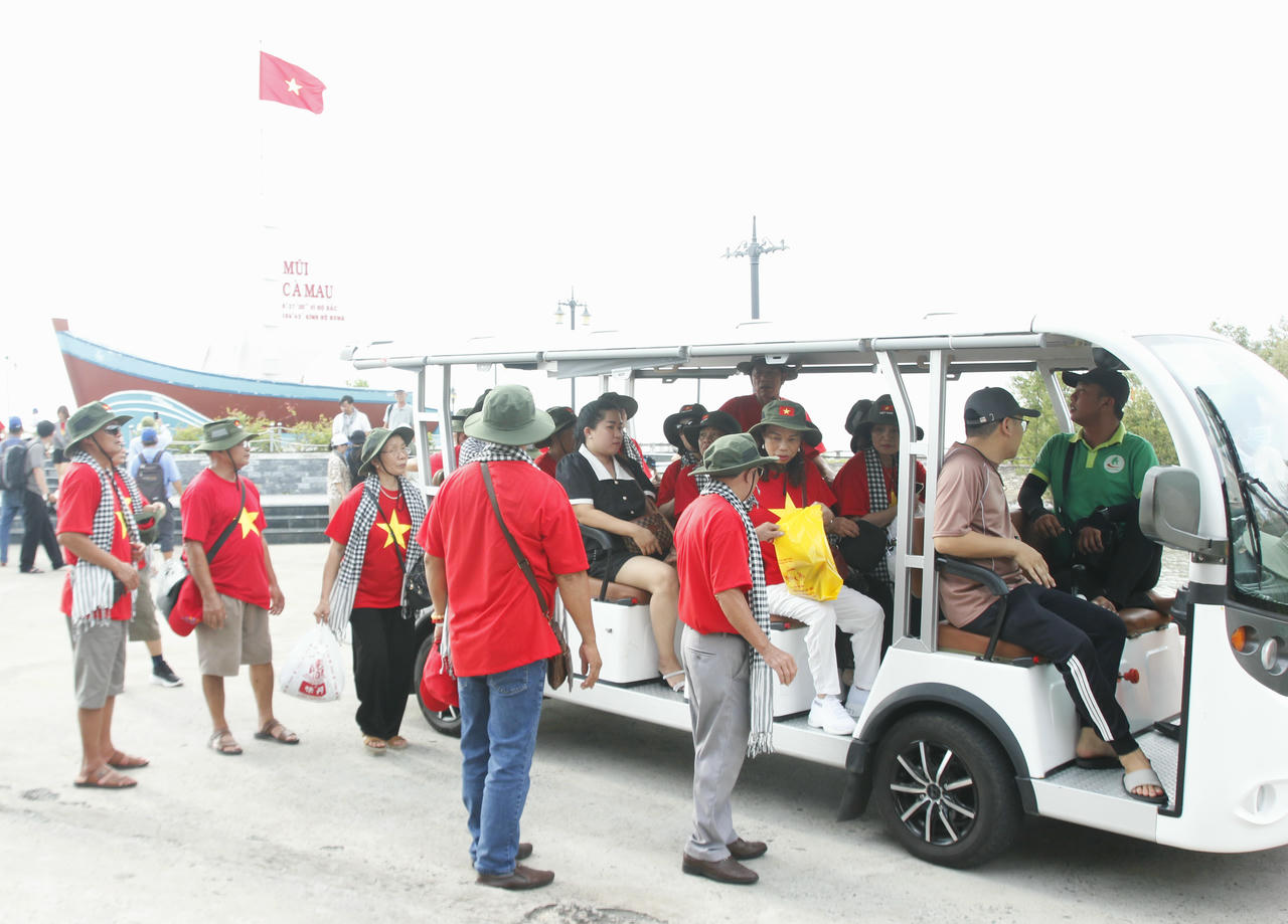Đông đảo du khách tham quan tại Khu du lịch Mũi Cà Mau.