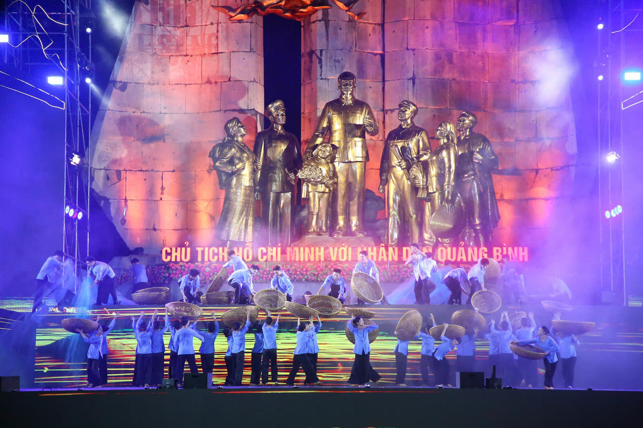 Tiết mục múa kết hợp ánh sáng, tái hiện lịch sử hào hùng của vùng đất lửa.