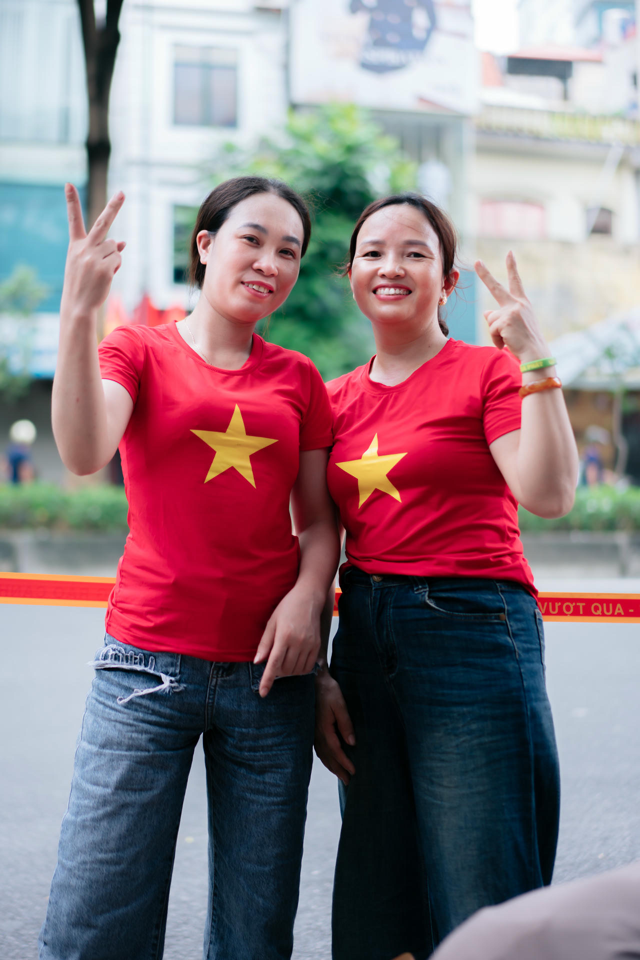 Chị Bùi Thị Thuý (bên trái) nhớ mãi khoảng khắc 'cắm trại' trên hè phố.