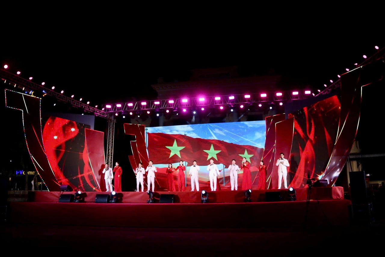 Các tiết mục nghệ thuật được dàn dựng công phu, hòa quyện giữa ca, múa, nhạc, kết hợp trình chiếu hình ảnh tư liệu lịch sử và hiệu ứng ánh sáng hiện đại.