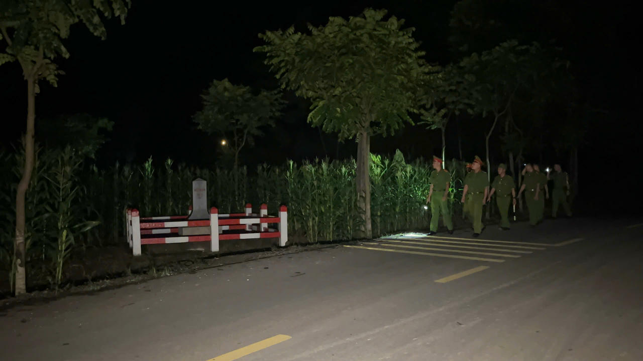 Công an xã Bản Lầu tuần tra đảm bảo an ninh trật tự khu vực biên giới.