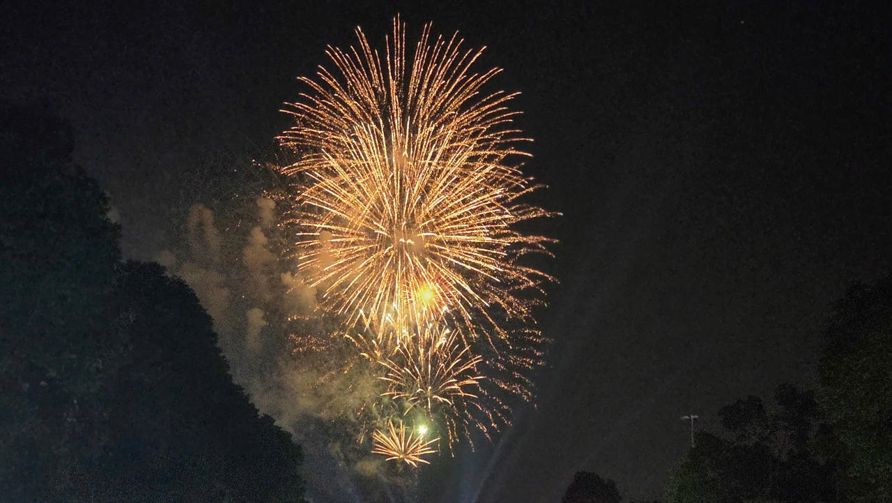 Màn pháo hoa rực rỡ tạo không khí phấn khởi, tự hào trong ngày Quốc khánh.