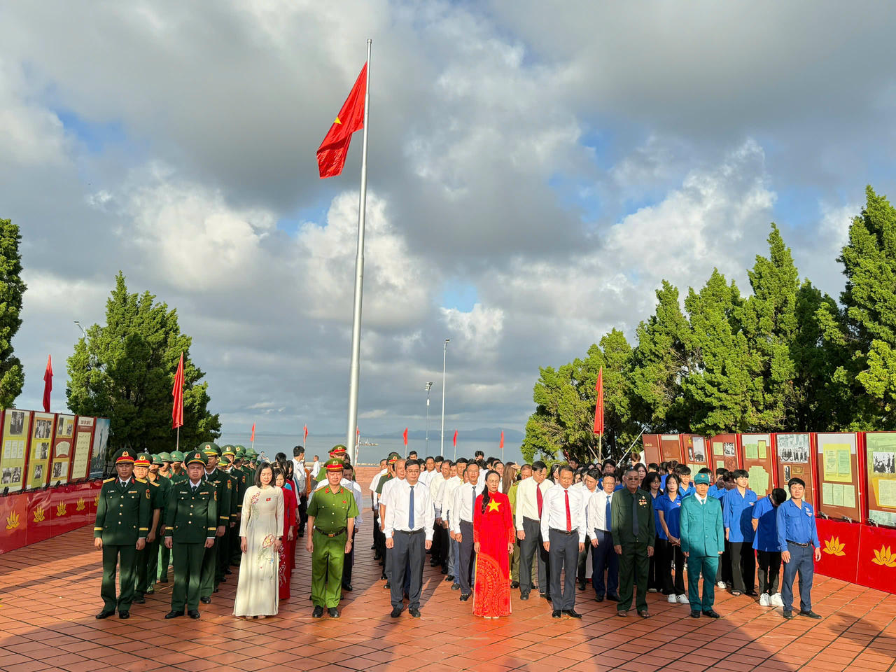Các đại biểu dự Lễ Thượng cờ Tổ quốc tại Khu di tích Quốc gia đặc biệt Khu lưu niệm Chủ tịch Hồ Chí Minh.