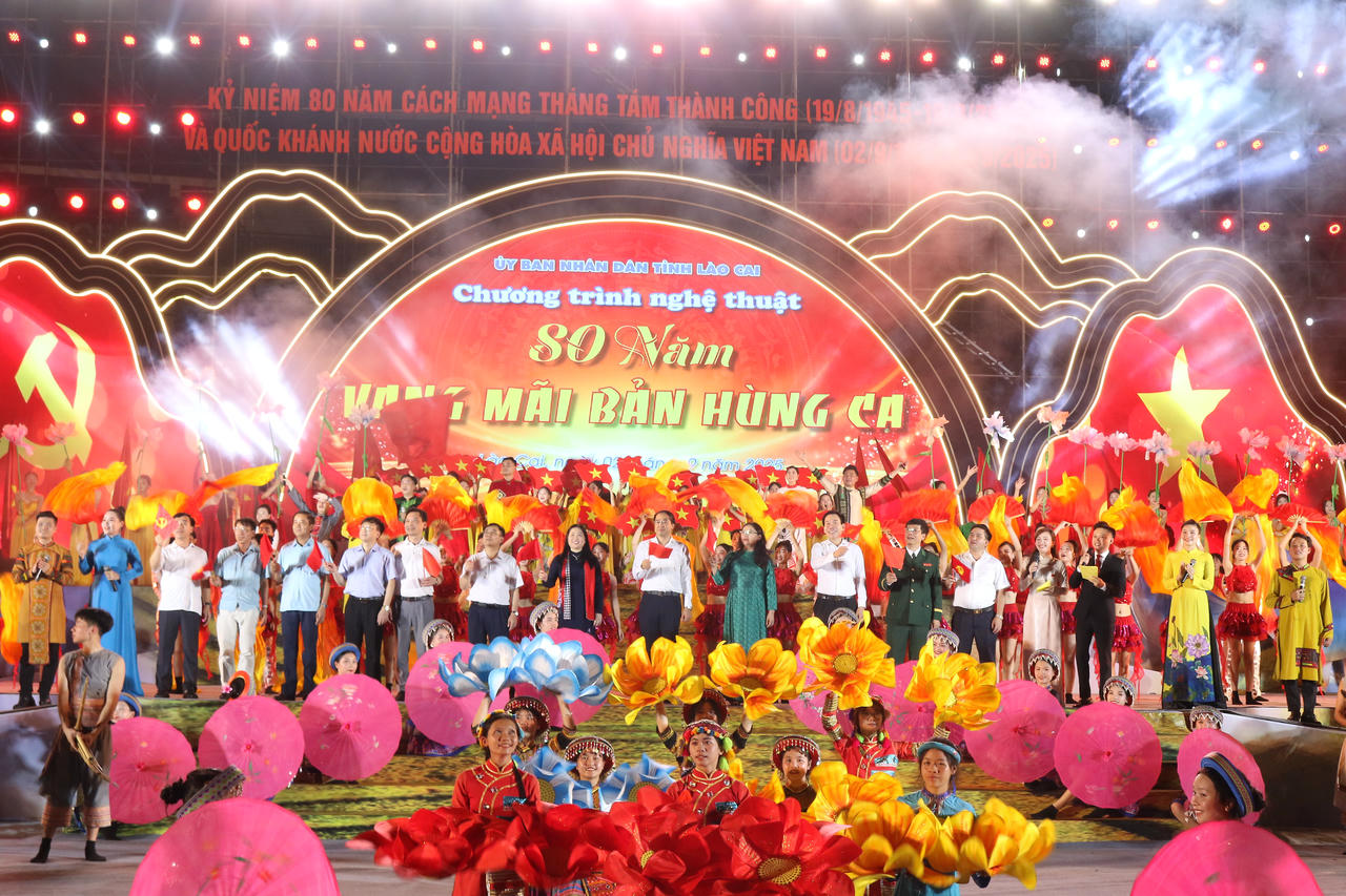 Các đại biểu hòa nhịp trái tim với niềm tự hào, cùng hát vang bài hát “Như có Bác Hồ trong ngày vui đại thắng” và thưởng thức màn pháo hoa rực rỡ