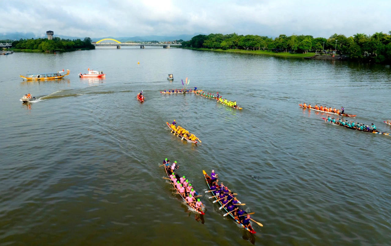 Sôi nổi giải đua ghe truyền thống trên sông Hương 