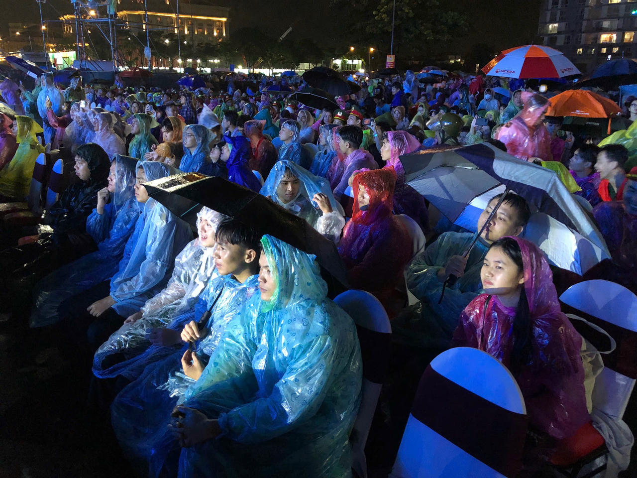 Tại điểm cầu phường Vũng Tàu, cơn mưa nặng hạt bất ngờ đổ xuống ngay trước giờ khai mạc, hàng ngàn khán giả, người dân và du khách vẫn nán lại, mặc áo mưa, che ô hoặc thậm chí đứng dưới mưa để cùng tham dự.