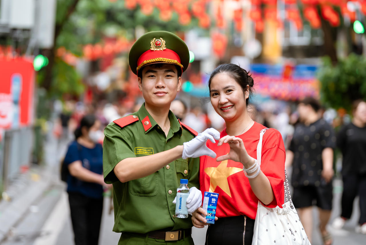 Tình bạn và tình yêu tổ quốc luôn đong đầy trong tim các bạn trẻ Việt Nam. (Ảnh: Vi Nam)