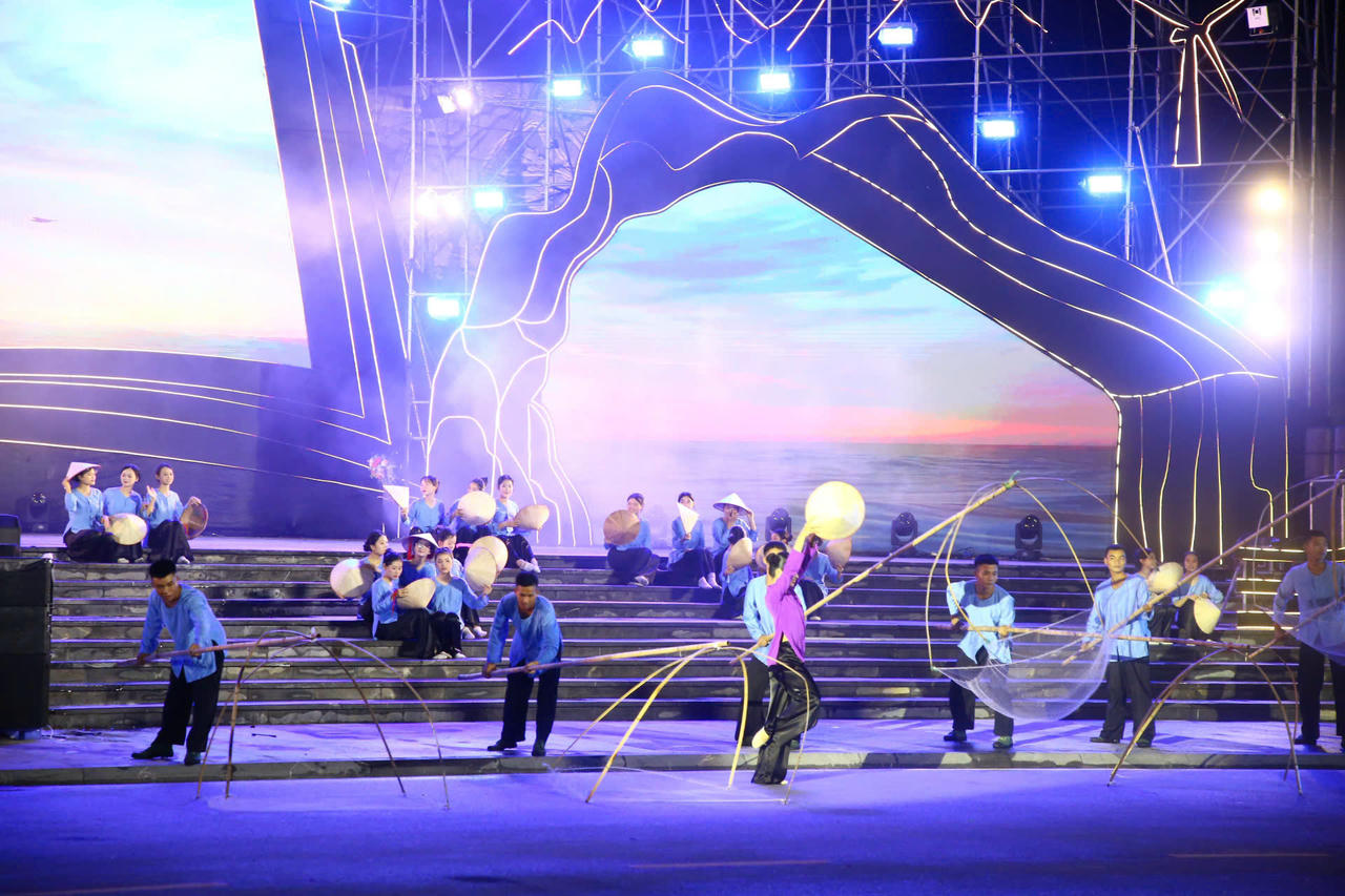 Những ca khúc cách mạng đi cùng năm tháng được thể hiện đầy cảm xúc trên sân khấu.