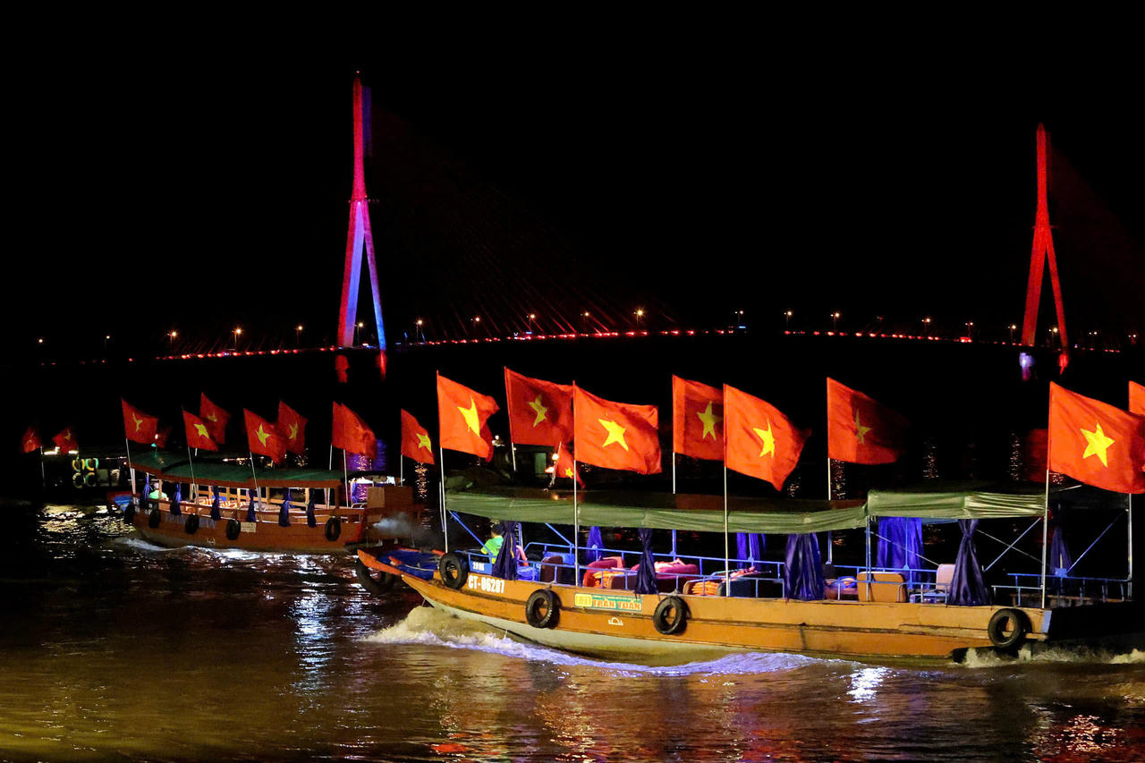 Nhiều tàu du lịch tại các điểm du lịch đều treo cờ chào mừng.