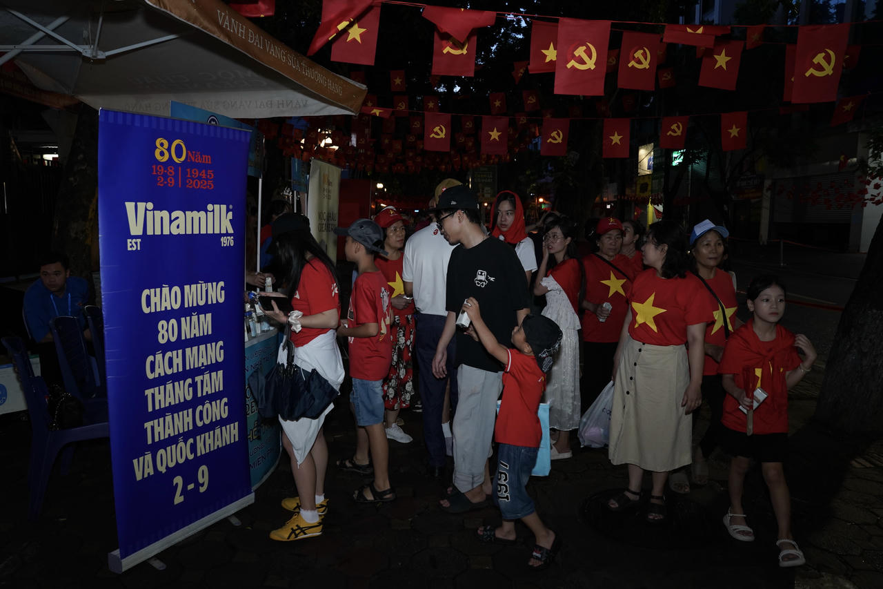 Từ tờ mờ sáng, 15 điểm tiếp ứng dinh dưỡng của Vinamilk dọc các tuyến đường trọng yếu đã tấp nập người dân ghé qua. Từ người lớn cho đến trẻ con, ai cũng háo hức đón chờ thời khắc thiêng liêng - Lễ diễu binh diễu hành kỷ niệm 80 năm Quốc khánh 2/9. (Ảnh: Vi Nam)