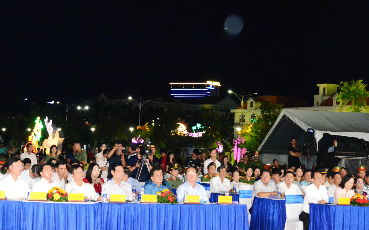 Các đại biểu tham dự tại điểm cầu Quảng trường Hùng Vương (phường Bạc Liêu).