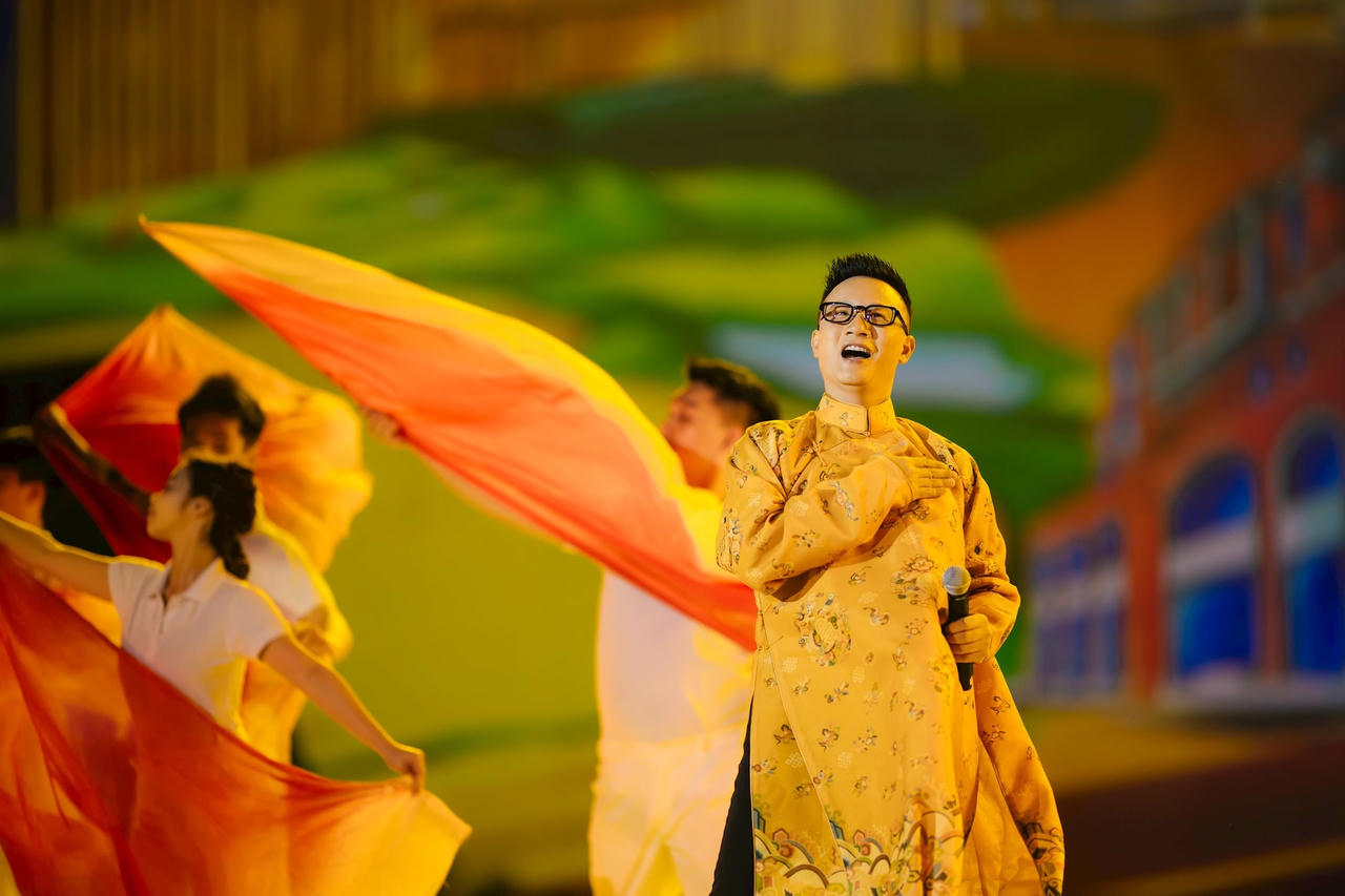 Theo ca sĩ Hoàng Bách, âm nhạc góp phần khơi dậy niềm tự hào dân tộc và kết nối cộng đồng. (ảnh H.B)