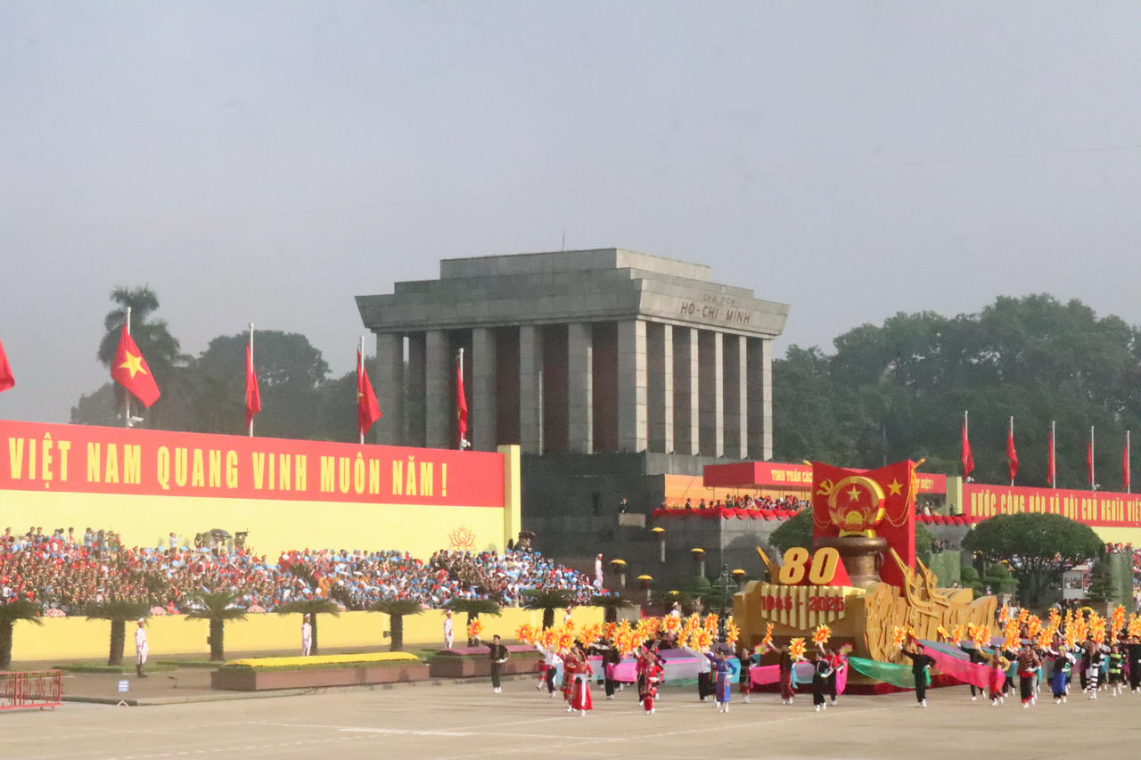 Đội hình diễu binh, diễu hành tại Quảng trường Ba Đình đi đầu là 4 khối Nghi trượng gồm xe Quốc huy, khối cờ Tổ quốc và cờ Đảng, xe rước chân dung Chủ tịch Hồ Chí Minh, xe mô hình biểu tượng 80 năm Ngày Cách mạng Tháng Tám và Quốc khánh nước Cộng hòa xã hội chủ nghĩa Việt Nam.