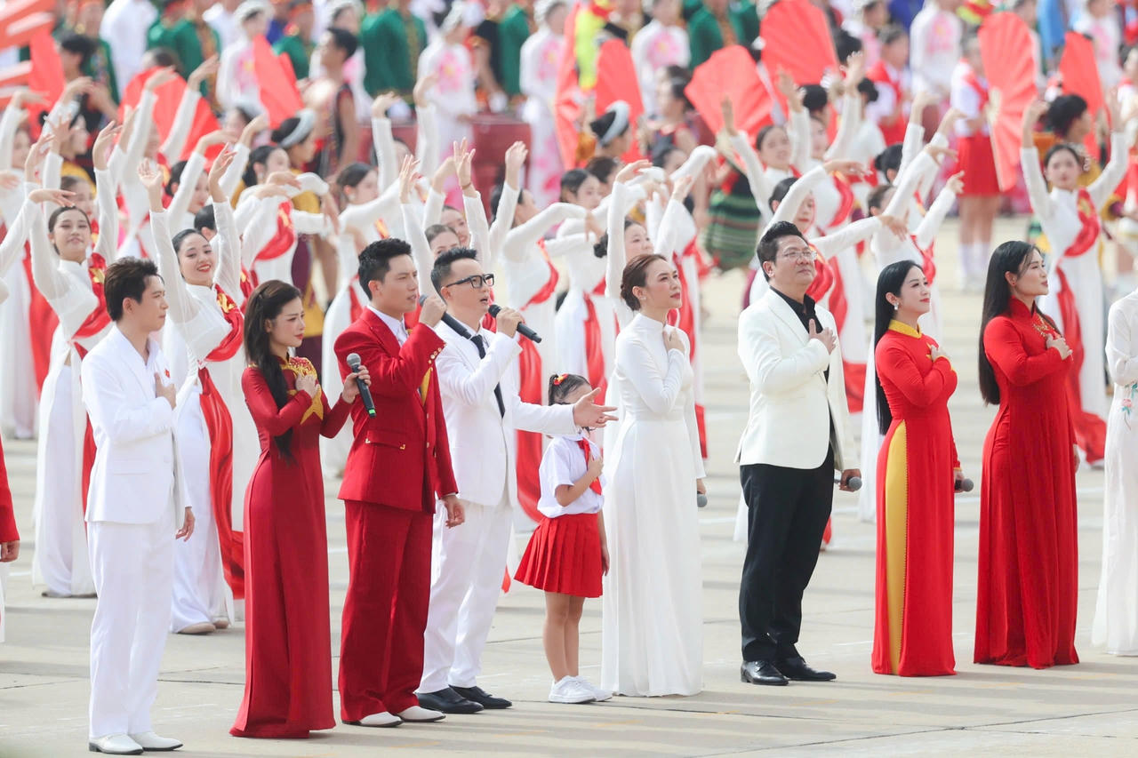 Trong Lễ diễu binh 2/9/2025, ca sĩ Hoàng Bách tham gia màn đồng diễn “Việt Nam ơi cùng bước tới vinh quang”. (ảnh H.B)