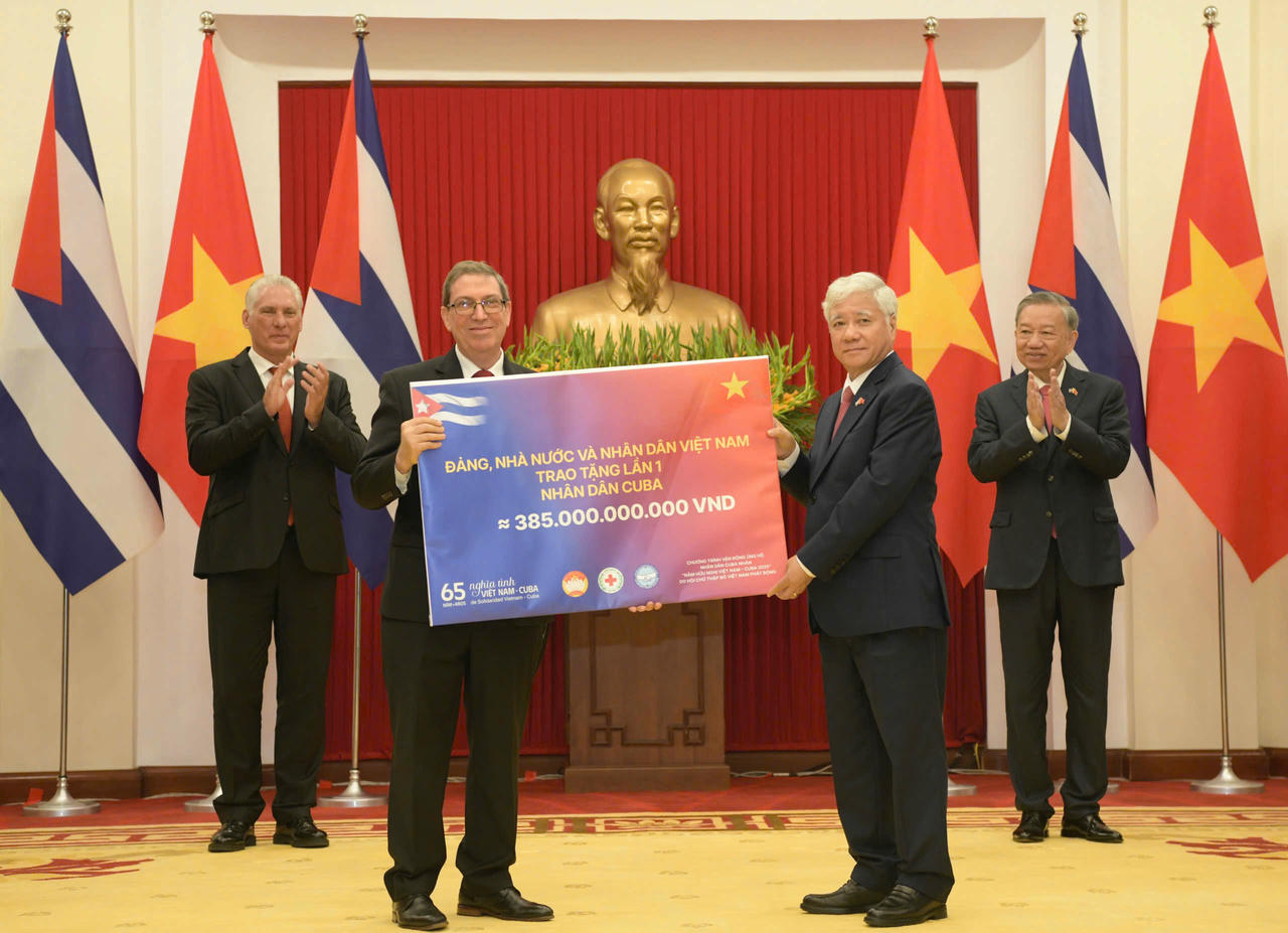 Đảng, Nhà nước và nhân dân Việt Nam trao tặng đợt 1 khoản hỗ trợ dành cho nhân dân Cuba. Ảnh: MB