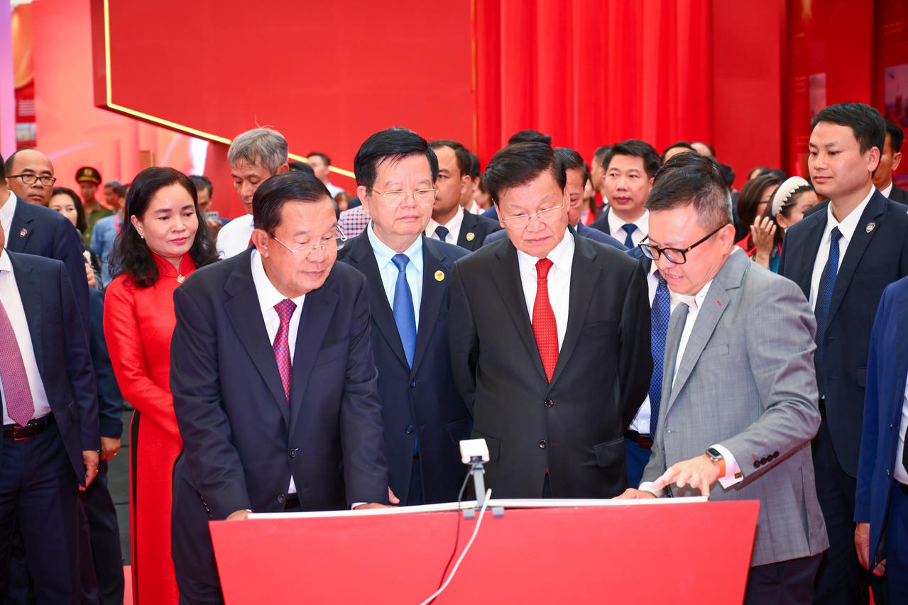 Tổng Biên tập Báo Nhân Dân Lê Quốc Minh giới thiệu về không gian trung tâm của Triển lãm mang chủ đề “95 năm cờ Đảng soi đường” giới thiệu các thành tựu trong quá trình hình thành và phát triển của Đảng Cộng sản Việt Nam, do Báo Nhân Dân đảm nhận thực hiện.