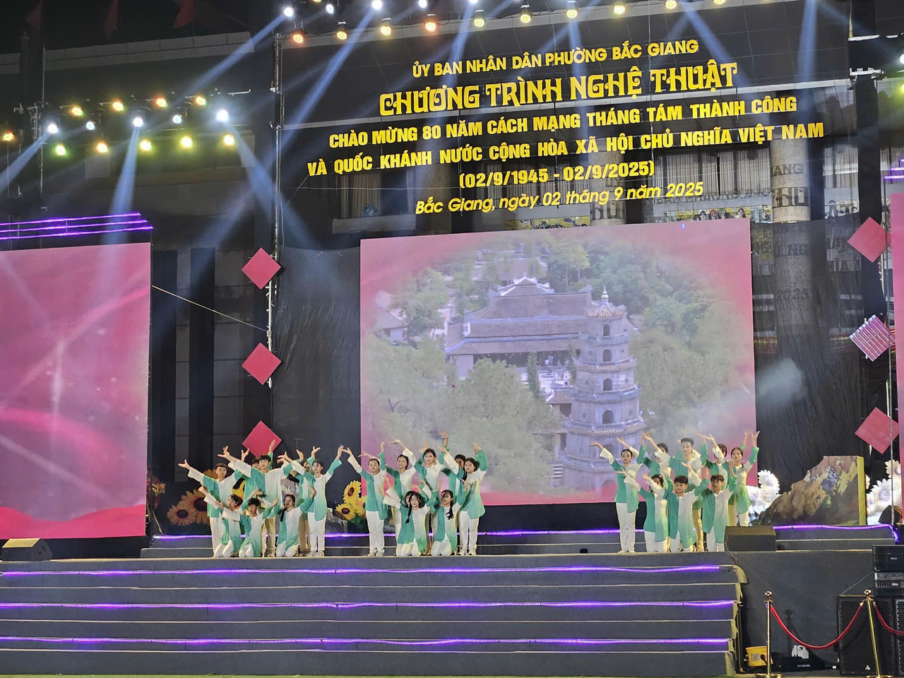 Các tiết mục trong chương trình đã tôn vinh tầm vóc, ý nghĩa lịch sử của Quốc khánh 2/9.