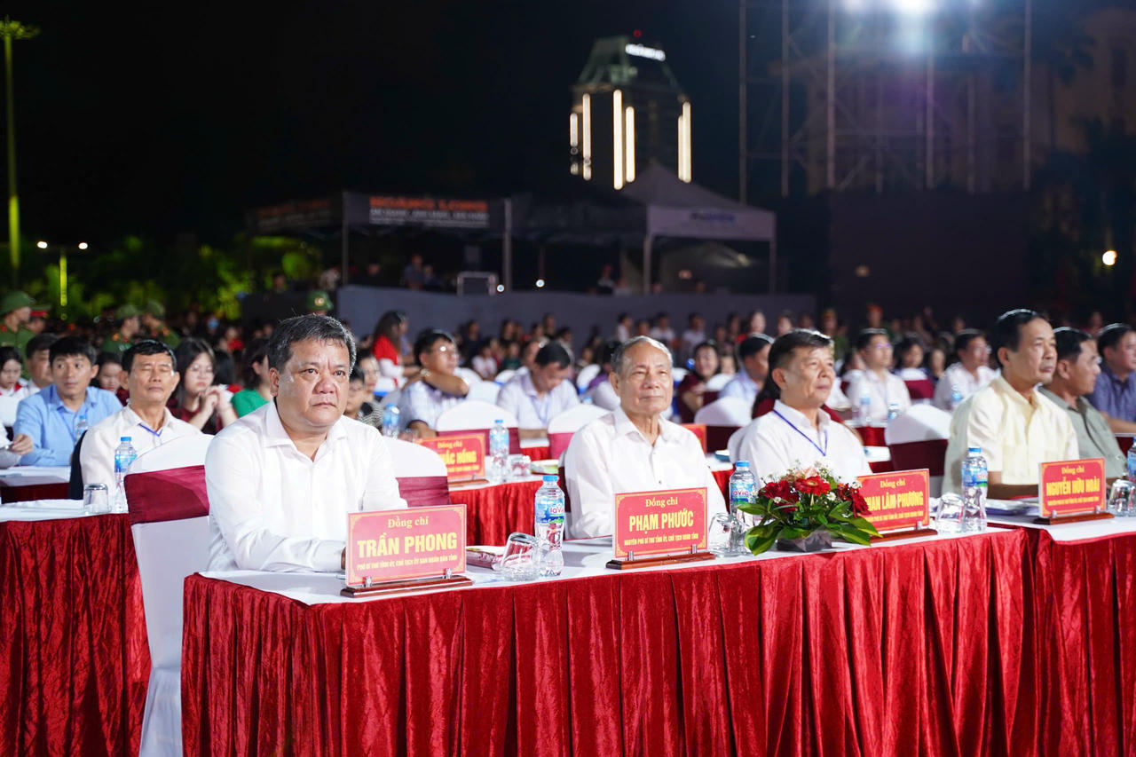 Các đồng chí lãnh đạo tỉnh và đại biểu tham dự chương trình nghệ thuật “Quảng Trị - Hội tụ và Tỏa sáng”.
