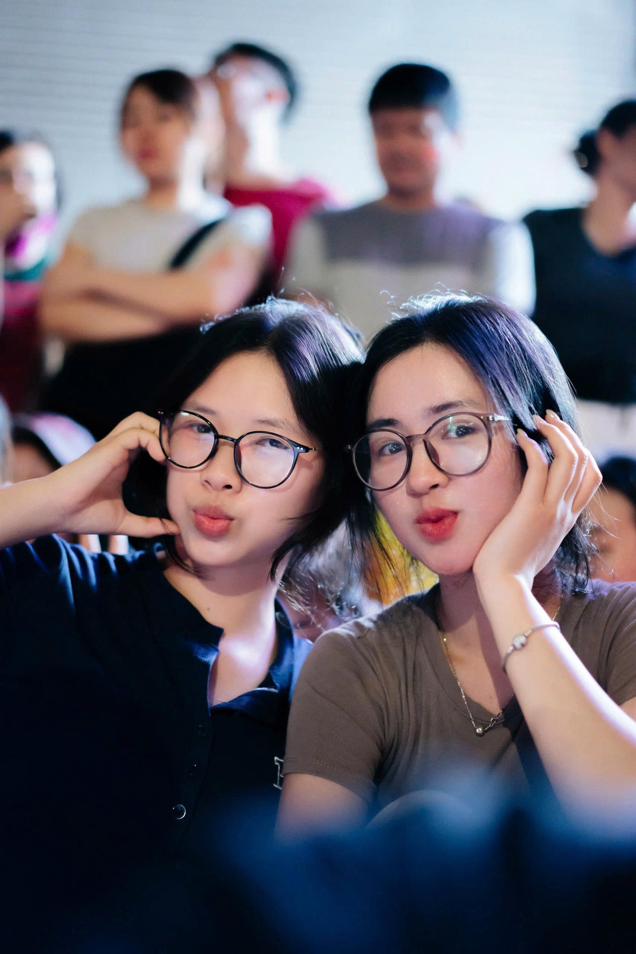 Nguyễn Hương Giang (bên phải) cùng bạn chờ xem diễu binh, diễu hành (Ảnh: NVCC)