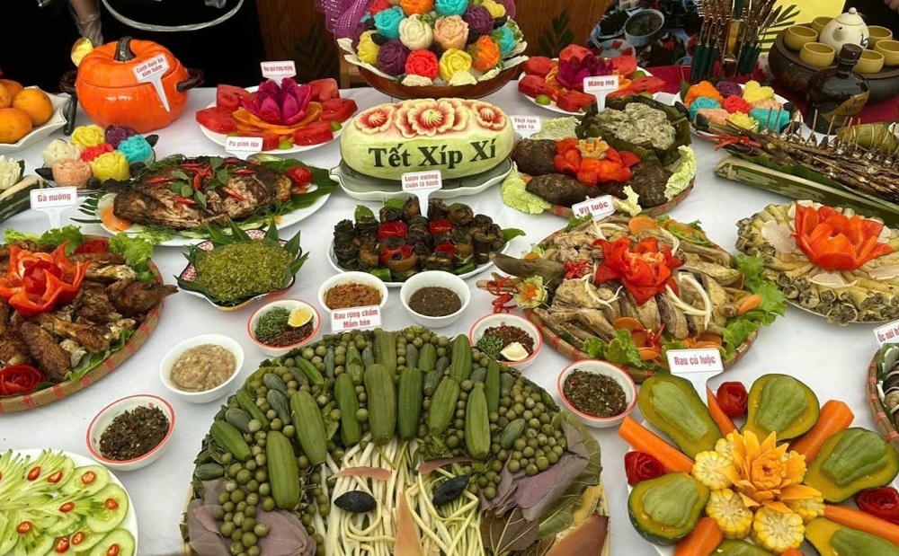 Mâm cỗ "Tết xíp xí" gồm rất nhiều món ăn đặc sắc mang hương vị núi rừng Tây Bắc.