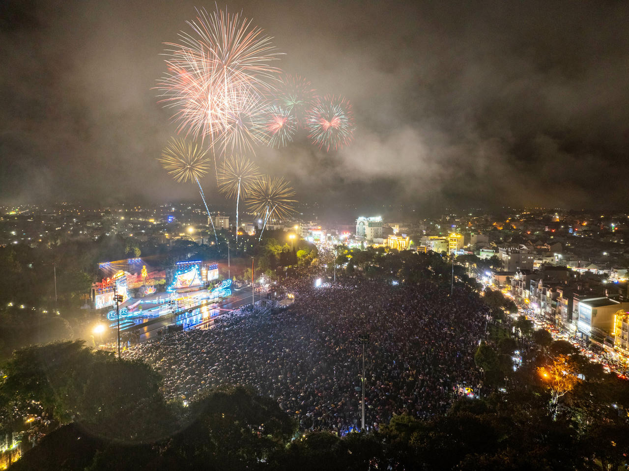 Màn bắn pháo hoa rực rỡ trên bầu trời Gia Lai (Ảnh: Phạm Quý).