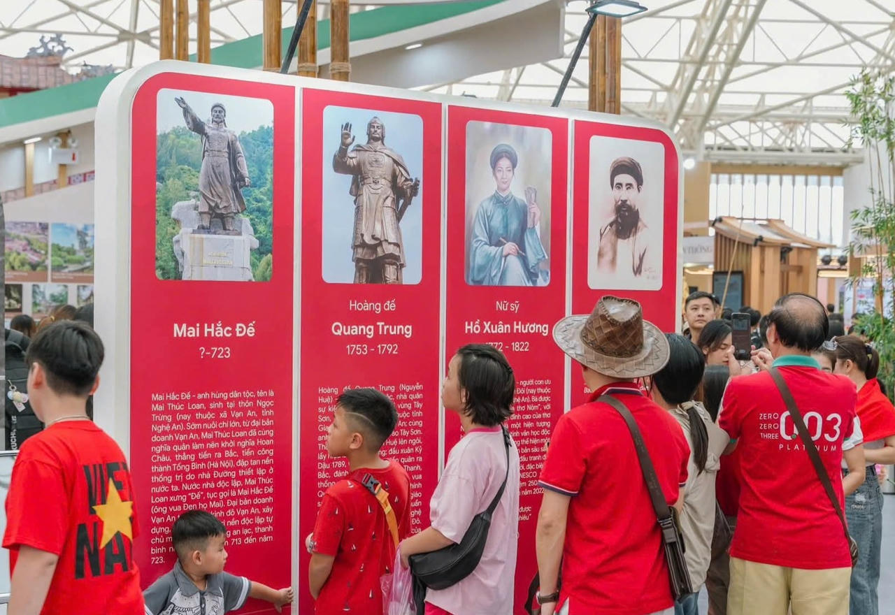 Du khách tìm hiểu về các danh nhân xứ Nghệ.