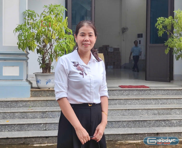 Cô Bùi Thị Oanh - Phó Hiệu trưởng Trường Tiểu học Nguyễn Trãi đại diện nhà trường đến nhận hỗ trợ. (Ảnh: Ngọc Huyền)