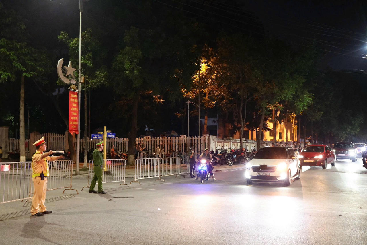 Song song với nhiệm vụ bảo đảm an ninh trật tự, Công an phường Việt Trì đã tập trung xử lý tình trạng trông giữ xe trái phép phát sinh quanh khu vực tổ chức chương trình.Ảnh: Công an tỉnh Phú Thọ