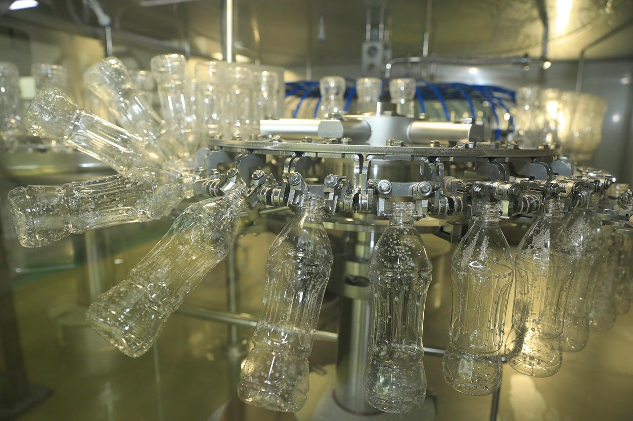 Công nghệ chiết lạnh vô trùng Aseptic thế hệ thứ 7 giúp dây chuyền sản xuất nước tăng lực Number 1 giảm phát thải khí nhà kính bằng cách giảm nhựa, tiết kiệm nước.