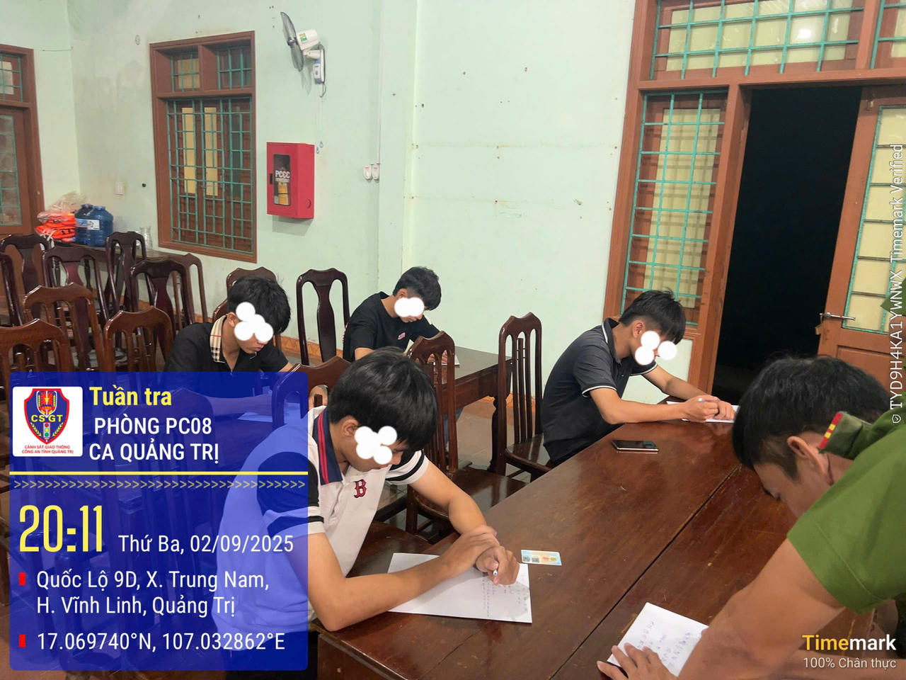 Nhóm thanh thiếu niên lạng lách, đánh võng khi lái xe máy trên Quốc lộ 1 tại cơ quan Công an.