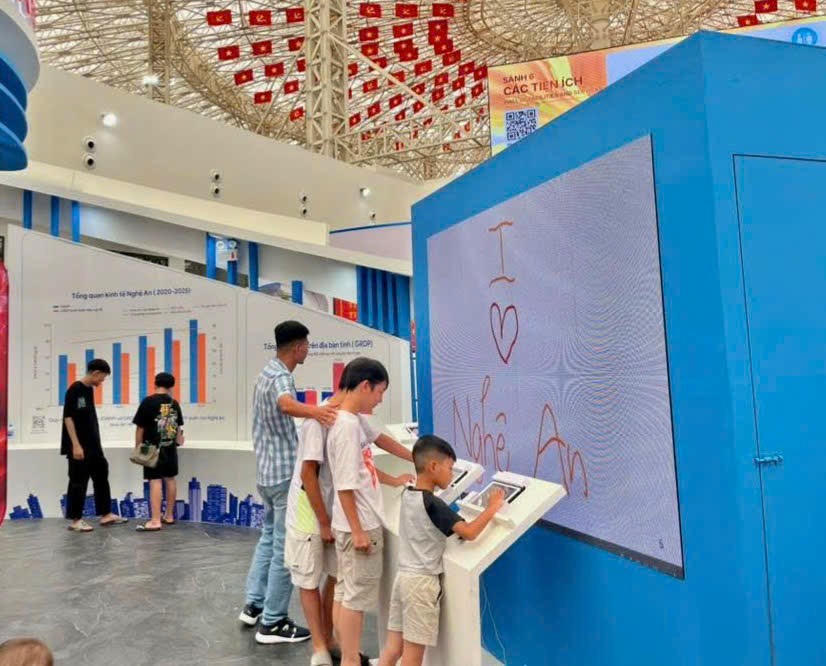 Khu vực lưu bút điện tử thu hút nhiều bạn trẻ chia sẻ trải nghiệm.