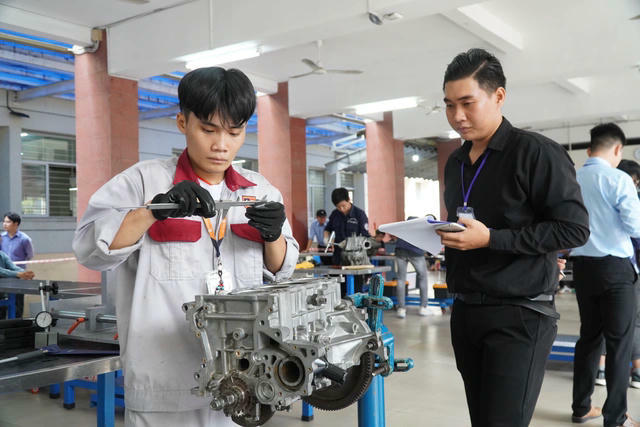 Khắc phục tình trạng “thừa thầy, thiếu thợ”