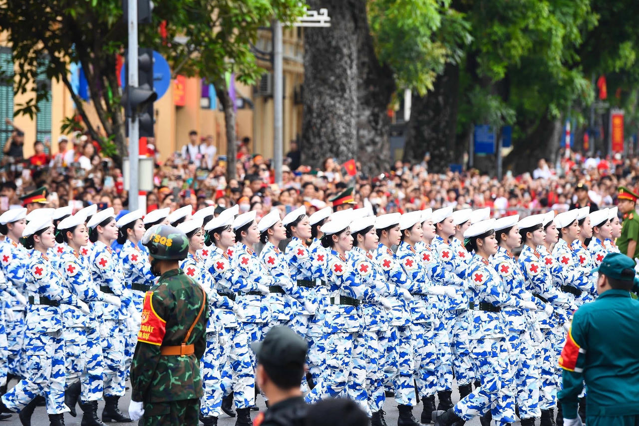 Những nữ chiến sĩ Quân y rạng rỡ đi giữa vòng tay Nhân dân